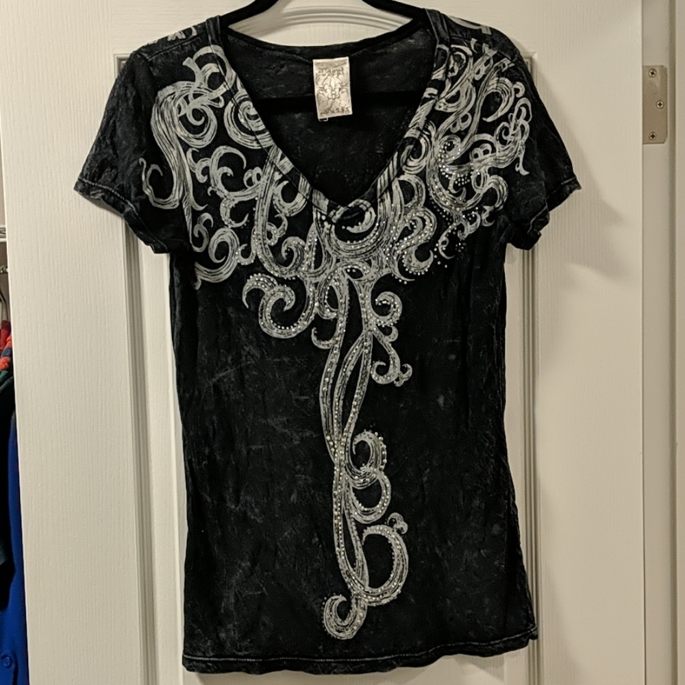 Western soft v neck T-shirt with accents